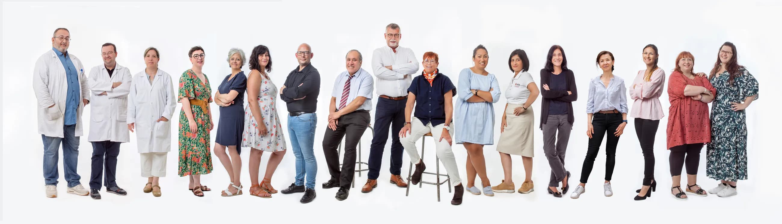 Les permanents de l'AFBB, en blouse ou en tenue de ville, alignés côte à côte sur fond blanc.